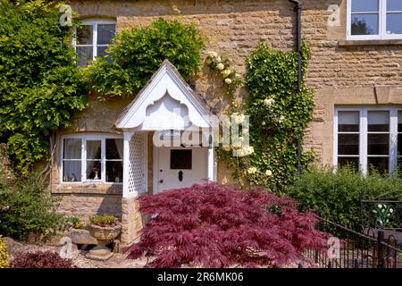 Lower Slaughter Cottage, Cotswold, traditionelles, aus Stein gebautes, malerisches Cottage House, England, Großbritannien, Stockfoto