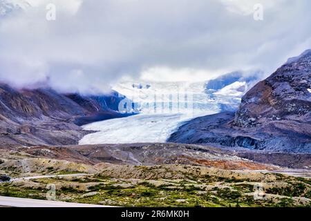 Der Athabasca-Gletscher, Teil des Columbia Icefield, von der Eisfelder parkway in der Nähe von Jasper in den Kanadischen Rockies aus gesehen Stockfoto