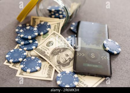 Dieses auffällige Bild von zwei Miniaturgeschäften, die Hand schütteln, könnte für die Börse, das Bankwesen, das Immobilienmanagement und das Vermögensmanagement verwendet werden. Die Stockfoto
