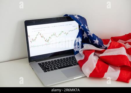 Investor gerade die Änderung der Börse auf Tablet. Stockfoto