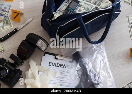 Schwarze Reisetasche voller Dollarnoten in der Kriminalpolizei, konzeptuelles Bild Stockfoto