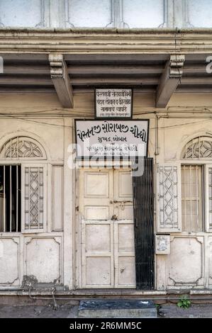 01 10 2007 Jahre Altes Poona-Haus Mit Backsteinmauer Und Holzbalkon-Fensterrahmen Pune Maharashtra Indien Asien. Stockfoto