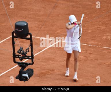 Paris, Frankreich. 10. Juni 2023. Roland Garros Paris French Open 2023 Tag 14 10/06/2023 ein emotionaler IGA Swiatek (POL), nachdem er den Women's Singles Final Credit gewonnen hat: Roger Parker/Alamy Live News Stockfoto