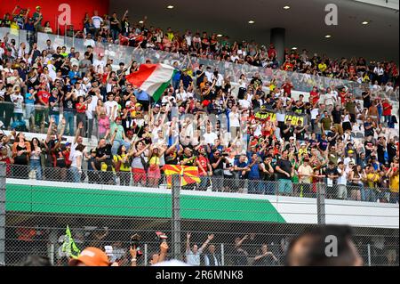Mugello, Italien. 10. Juni 2023. Mugello International Circuit, Mugello, Italien, 10. Juni 2023, Fans von Mugello International Circuit stehen beim Tissot Sprint MotoGP Grand Prix von Italien - MotoGP World Championship Credit: Live Media Publishing Group/Alamy Live News Stockfoto
