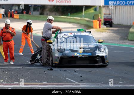 Vallelunga Circuit, Rom, Italien Juni 10 2023 - Porsche Carrera Cup Italien, Rennen 1. Leonardo Caglioni (ITA) Auto nach Crash im Rennen ein Start. Foto: Fabio Pagani/Alamy Live News Stockfoto