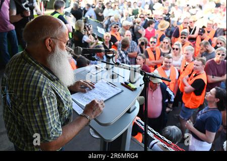 Aurich, Deutschland. 10. Juni 2023. Hans-Jürgen Bruns (l), Organisator der Demonstration, spricht auf einer Bühne zu den Teilnehmern der Veranstaltung. Die Vereinigungen Land schafft Verbindung (LSV) Ostfriesland und der friesische Naturschutzverband (FVN) haben eine Demonstration gegen die aktuelle Wolfspolitik gefordert. Kredit: Lars Penning/dpa/Alamy Live News Stockfoto