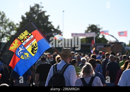 Aurich, Deutschland. 10. Juni 2023. Ein Teilnehmer lässt eine Ostfriesische Flagge im Wind fliegen. Die Vereinigungen Land schafft Verbindung (LSV) Ostfriesland und der friesische Naturschutzverband (FVN) haben eine Demonstration gegen die aktuelle Wolfspolitik gefordert. Kredit: Lars Penning/dpa/Alamy Live News Stockfoto