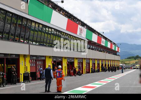 Mugello, Italien. 10. Juni 2023. Eine allgemeine Ansicht der Pitline auf der internationalen Rennstrecke von Mugello während des Tissot Sprint MotoGP Grand Prix von Italien, MotoGP World Championship in Mugello, Italien, Juni 10 2023 Kredit: Independent Photo Agency/Alamy Live News Stockfoto
