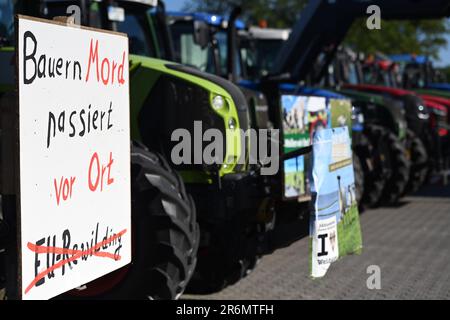 Aurich, Deutschland. 10. Juni 2023. Am Rande der Veranstaltung ist ein Schild mit der Aufschrift „Bauernmord geschieht lokal“ an einem Traktor angebracht. Die Vereinigungen Land schafft Verbindung (LSV) Ostfriesien und der friesische Naturschutzverband (FVN) haben eine Demonstration gegen die aktuelle Wolfspolitik gefordert. Kredit: Lars Penning/dpa/Alamy Live News Stockfoto