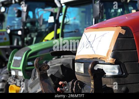 Aurich, Deutschland. 10. Juni 2023. Am Rande der Veranstaltung ist ein Schild mit der durchgestrichenen Aufschrift „Wolf“ an einem Traktor angebracht. Die Vereinigungen Land schafft Verbindung (LSV) Ostfriesland und der friesische Naturschutzverband (FVN) haben eine Demonstration gegen die aktuelle Wolfspolitik gefordert. Kredit: Lars Penning/dpa/Alamy Live News Stockfoto