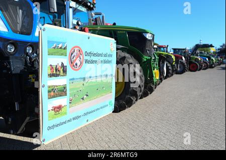 Aurich, Deutschland. 10. Juni 2023. Ein Schild mit der Aufschrift „Ostfriesien sollte ein Weidegebiet bleiben!“ Ist am Rande des Ereignisses an einem Traktor befestigt. Die Vereinigungen Land schafft Verbindung (LSV) Ostfriesland und der friesische Naturschutzverband (FVN) haben eine Demonstration gegen die aktuelle Wolfspolitik gefordert. Kredit: Lars Penning/dpa/Alamy Live News Stockfoto