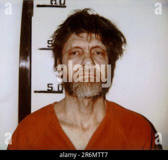 Butner, North Carolina, USA. 10. Juni 2023. „Unabomber“ THEODORE „TED“ KACZYNSKI, der in Harvard ausgebildete Mathematiker, der sich in eine schäbige Hütte in der Wildnis von Montana zurückzog und eine 17-jährige Bombenaktion durchführte, bei der drei Menschen getötet und 23 andere verletzt wurden, starb am Samstag. Er war 81. DATEIFOTO, AUFGENOMMEN in: 9. April 1996, Helena, Montana, USA: „Unabomber“ THEODORE „TED“ KACZYNSKI, 53, wird in einem Verbrecherfoto vom April 3,1996 im Lewis and Clark County Gefängnis gezeigt. Kredit: Lewis und Clark Sheriff Dept./ZUMAPRESS.com/Alamy Live News Stockfoto