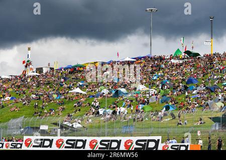 Mugello, Italien. 10. Juni 2023. Fans von Mugello International Circuit stehen während des Tissot Sprint MotoGP Grand Prix von Italien, MotoGP World Championship in Mugello, Italien, Juni 10 2023 Kredit: Independent Photo Agency/Alamy Live News Stockfoto