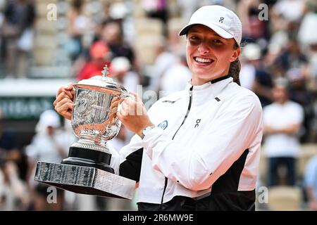 Paris, Frankreich. 10. Juni 2023. IGA SWIATEK aus Polen feiert seinen Sieg mit der Trophäe während des vierzehnten Tages des French Open Grand Slam-Tennisturniers im Roland-Garros-Stadion. (Kreditbild: © Matthieu Mirville/ZUMA Press Wire) NUR REDAKTIONELLE VERWENDUNG! Nicht für den kommerziellen GEBRAUCH! Stockfoto