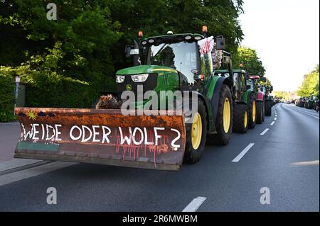 Aurich, Deutschland. 10. Juni 2023. "Weide oder Wolf?" Wird am Rande des Ereignisses auf einem Pflugschar eines Traktors geschrieben. Die Vereinigungen Land schafft Verbindung (LSV) Ostfriesland und der friesische Naturschutzverband (FVN) haben eine Demonstration gegen die aktuelle Wolfspolitik gefordert. Kredit: Lars Penning/dpa/Alamy Live News Stockfoto