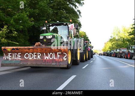 Aurich, Deutschland. 10. Juni 2023. "Weide oder Wolf?" Wird am Rande des Ereignisses auf einem Pflugschar eines Traktors geschrieben. Die Vereinigungen Land schafft Verbindung (LSV) Ostfriesland und der friesische Naturschutzverband (FVN) haben eine Demonstration gegen die aktuelle Wolfspolitik gefordert. Kredit: Lars Penning/dpa/Alamy Live News Stockfoto