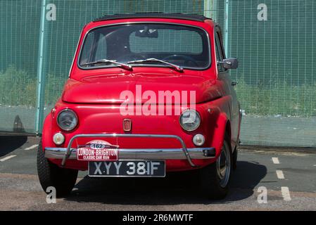 Fiat 500 XYY auf der London to Brighton Modern Classic Car Run, die vom Brooklands Museum aus startet. Stockfoto