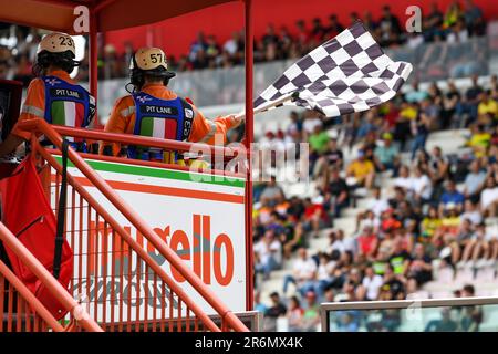 Mugello, Italien. 10. Juni 2023. Ende der Rennflagge des Mugello International Circuit während des Tissot Sprint MotoGP Grand Prix von Italien, MotoGP World Championship in Mugello, Italien, Juni 10 2023 Gutschrift: Independent Photo Agency/Alamy Live News Stockfoto
