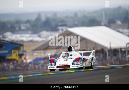 Le Mans, Frankreich. 10. Juni 2023 Porsche 936 gefahren von Jacky Ickx, Hurley Haywood und Jurgen Barth, Gewinner von Le Mans 1977 während der Parade vor den 24 Stunden von Le Mans 2023 auf dem Circuit des 24 Heures du Mans vom 10. Bis 11. Juni 2023 in Le Mans, Frankreich - Foto: Joao Filipe/DPPI/LiveMedia Credit: Unabhängige Fotoagentur/Alamy Live News Stockfoto