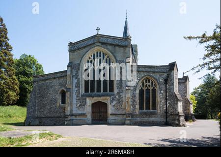 Das westliche Ende des Schiffes, mit rechtwinkligen großen Fenstern und Türen aus dem 15. Jahrhundert. Marienkirche. Chesham, Buckinghamshire, England, Großbritannien Stockfoto