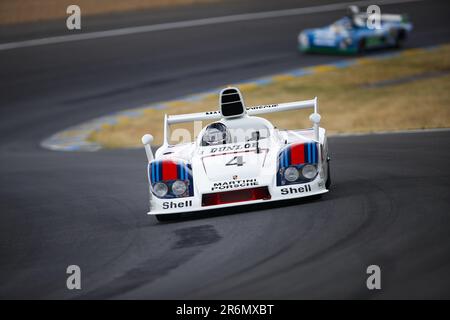 Le Mans, Frankreich. 10. Juni 2023 Porsche 936 gefahren von Jacky Ickx, Hurley Haywood und Jurgen Barth, Gewinner von Le Mans 1977 während der Parade vor den 24 Stunden von Le Mans 2023 auf dem Circuit des 24 Heures du Mans vom 10. Bis 11. Juni 2023 in Le Mans, Frankreich - Foto: Joao Filipe/DPPI/LiveMedia Credit: Unabhängige Fotoagentur/Alamy Live News Stockfoto