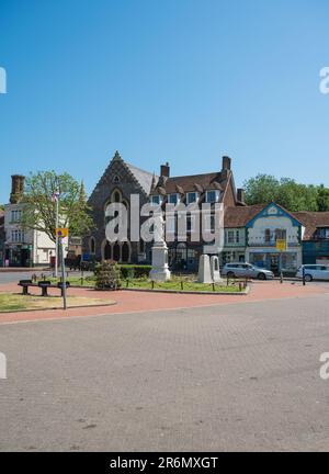 Blick über den Broadway mit dem Chesham war Memorial auf Central Road Island. Chesham, Buckinghamshire, England, Großbritannien Stockfoto