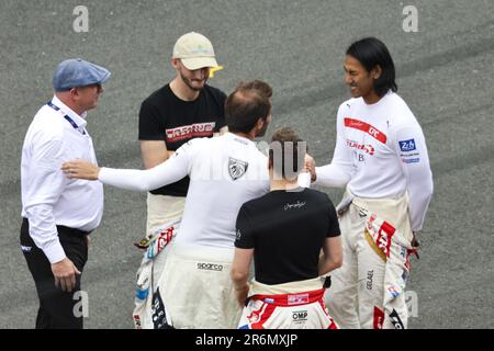 Le Mans, Frankreich. 10. Juni 2023 GELAEL Sean (idn), Team WRT, Oreca 07 - Gibson, Portrait, VERGNE Jean-Eric (Fra), Peugeot TotalEnergies, Peugeot 9x8, Portrait Pre Grid Ambiance während der 24 Stunden von Le Mans 2023 auf dem Circuit des 24 Heures du Mans vom 10. Bis 11. Juni 2023 in Le Mans, Frankreich - Foto: Paulo Maria/DPPI/LiveMedia Credit: Independent Photo Agency/Alamy Live News Stockfoto