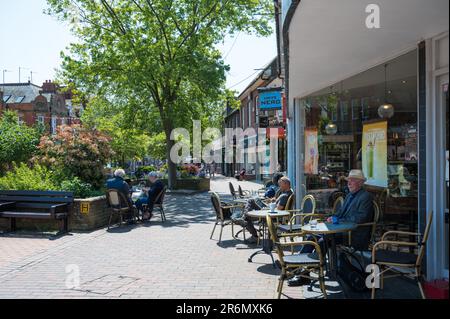 Die Gäste sitzen an den Tischen auf dem Bürgersteig und genießen Erfrischungen vor dem Café Nero am Broadway, Chesham, Buckinghamshire, England, Großbritannien Stockfoto