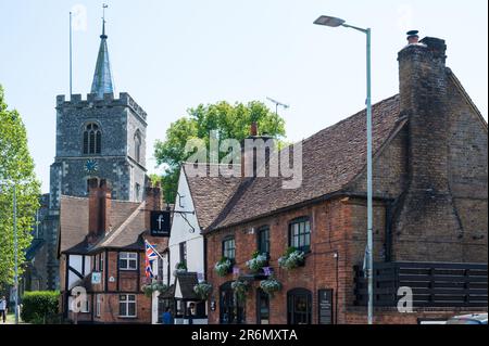 Blick entlang der Church Street in Richtung St. Mary's Kirche und Feathers Pub. Rickmansworth, Hertfordshire, England, Großbritannien Stockfoto