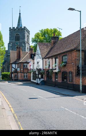 Blick entlang der Church Street in Richtung St. Mary's Kirche und Feathers Pub. Rickmansworth, Hertfordshire, England, Großbritannien Stockfoto