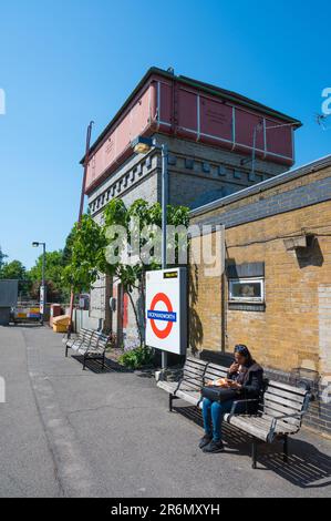 Alter Wasserturm am Bahnhof Rickmansworth Metropolitan Line. Relikte aus der vergangenen Zeit der Dampflokomotiven. Rickmansworth, England, Großbritannien Stockfoto