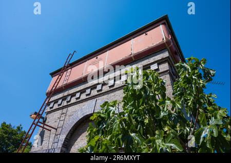 Alter Wasserturm am Bahnhof Rickmansworth Metropolitan Line. Relikte aus der vergangenen Zeit der Dampflokomotiven. Rickmansworth, England, Großbritannien Stockfoto