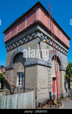 Alter Wasserturm am Bahnhof Rickmansworth Metropolitan Line. Relikte aus der vergangenen Zeit der Dampflokomotiven. Rickmansworth, England, Großbritannien Stockfoto