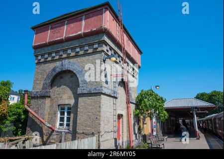 Alter Wasserturm am Bahnhof Rickmansworth Metropolitan Line. Relikte aus der vergangenen Zeit der Dampflokomotiven. Rickmansworth, England, Großbritannien Stockfoto