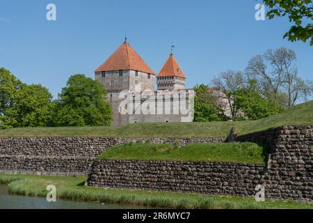 Wunderschöne Aussicht auf das Schloss Kuressaare auf der Insel Saaremaa in Estland Stockfoto