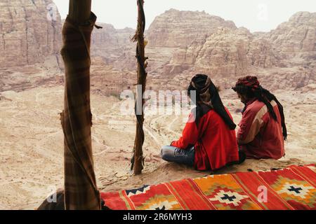 Petra, Jordanien - April 30 2018 Beduinen auf traditionellem handgefertigten roten Teppich. Stockfoto