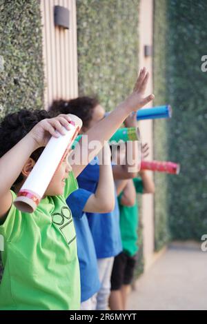 Kids Arts and Crafts Moon Teleskop. Cooles Constellations Teleskop Craft, Kinder Aktivitäten Blog. Die Kinder erkunden den Raum. Stockfoto