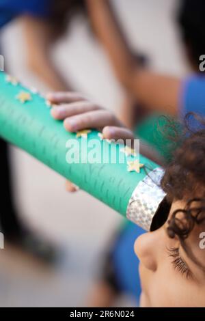 Kids Arts and Crafts Moon Teleskop. Coole Constellations Teleskop Handwerk, Aktivitäten für Kinder. Kinder erkunden den Raum. Stockfoto