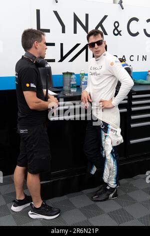 Vallelunga Circuit, Rom, Italien 11 2023. Juni - TCR Italy Festival, TCR World Tour, Qualifizierung. Santiago Urrutia (URU), vor der Qualifikationsrunde in der Koppel. Foto: Fabio Pagani/Alamy Live News Stockfoto