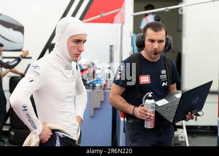 Vallelunga Circuit, Rom, Italien 11 2023. Juni - TCR Italy Festival, TCR World Tour, Qualifizierung. Marco Butti (ITA), vor der Qualifikationsrunde in der Koppel. Foto: Fabio Pagani/Alamy Live News Stockfoto