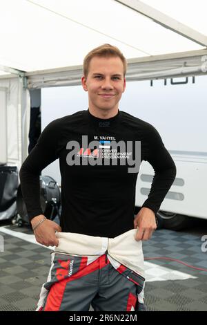 Vallelunga Circuit, Rom, Italien 11 2023. Juni - TCR Italy Festival, TCR World Tour, Qualifizierung. Mattias Vahtel (EST), vor der Qualifikationsrunde in der Anlegestelle. Foto: Fabio Pagani/Alamy Live News Stockfoto