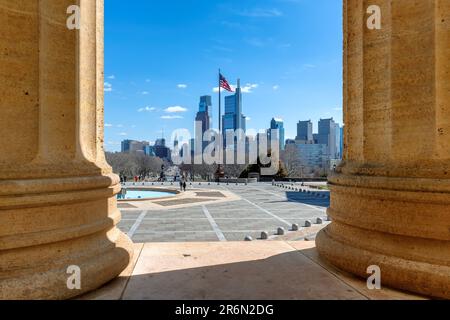 Die Skyline von Philadelphia an einem sonnigen Frühlingstag aus den Säulen des Philadelphia Museum of Art, Pennsylvania, USA Stockfoto