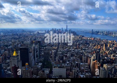 Erkunden Sie den zeitlosen Charme von New York City und die Freiheitsstatue durch fesselnde Fotos, die die pulsierende Energie und Ikone der Stadt enthüllen Stockfoto