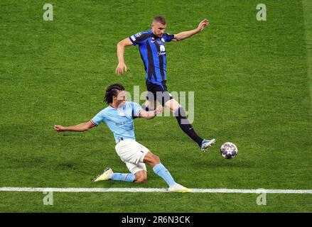 Inter Mailands Edin Dzeko (rechts) und Manchester Citys Nathan Ake kämpfen während des Finalspiels der UEFA Champions League im Atatürk-Olympiastadion in Istanbul um den Ball. Foto: Samstag, 10. Juni 2023. Stockfoto