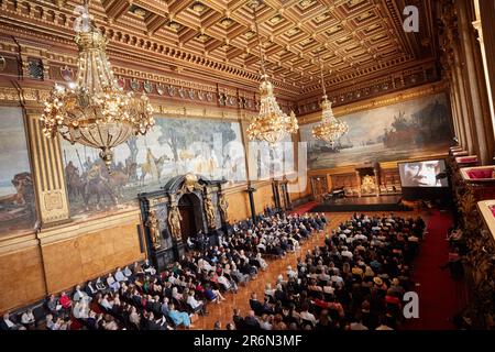 Hamburg, Deutschland. 10. Juni 2023. Die Premiere der Filmcollage von Kiran West „Highlights of 50 Moving Years“ wird anlässlich des 50.-jährigen Bestehens des Hamburger Balletts im Ballsaal gezeigt. Der Hamburger Senat ehrt Ballettdirektor und Ehrenbürger Neumeier anlässlich des 50. Jahrestags des Hamburger Balletts mit einem Senatsempfang. Kredit: Georg Wendt/dpa/Alamy Live News Stockfoto