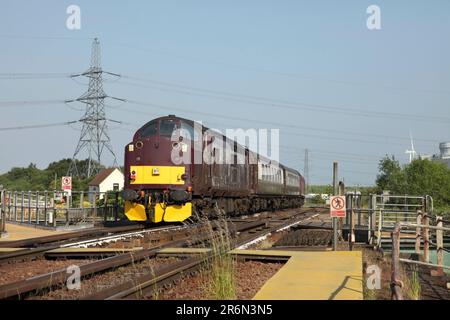 West Coast Railways Klasse 37 loco 37706 an der Rückseite der 1Z68 0732 Cleethorpes nach Morpeth Service über den Stainforth & Keadby Kanal am 10/6/23. Stockfoto