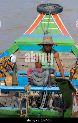 Wassertaxi oder Fährfahrer an der Sin on Dam Jetty, Yangon River. Yangon Myanmar Birma Stockfoto