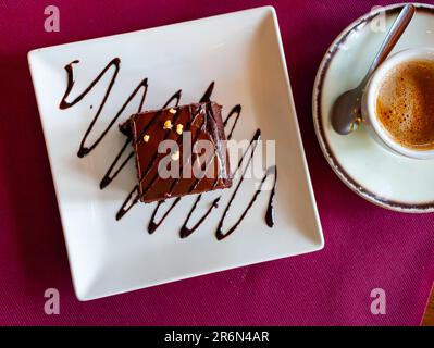 Hausgemachter Dessertkuchen Brownie mit Schokoladenüberzug Stockfoto