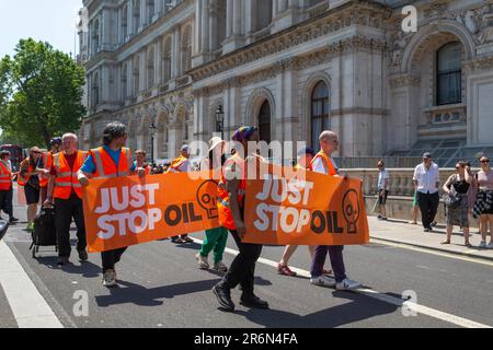 Whitehall, Westminster, London, Großbritannien. 10. Juni 2023 Halt Einfach An Westminster, London, Großbritannien. 10/06/2023. Ölumweltaktivisten protestieren auf der Straße während eines heißen Tages in London. Just Stop Oil Demonstranten kämpfen gegen die staatliche Nutzung neuer Öl- und Kohlegenehmigungen. Helen Cowles/Alamy Live News. Stockfoto