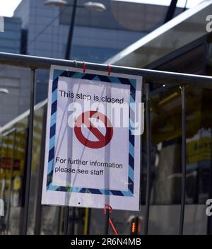 Manchester, Großbritannien. 10. Juni 2023. Metrolink schloss einige zentrale Straßenbahnhaltestellen in Manchester, wie die hier abgebildete Haltestelle Exchange Square, da so viele Reisende unterwegs waren. Dies überraschte einige Reisende, die nicht wussten, dass die Straßenbahnhaltestellen geschlossen sein würden. Rund 82.000 Musikfans besuchten das Parklife Festival, das alljährlich im Juni in Heaton Park, Manchester, Großbritannien, stattfindet, am ersten Tag der zweitägigen Veranstaltung. Kredit: Terry Waller/Alamy Live News Stockfoto